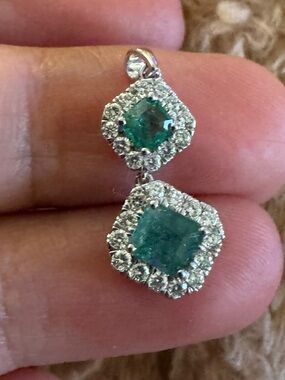 Stunning 18k white gold, diamond and natural Emerald Pendant